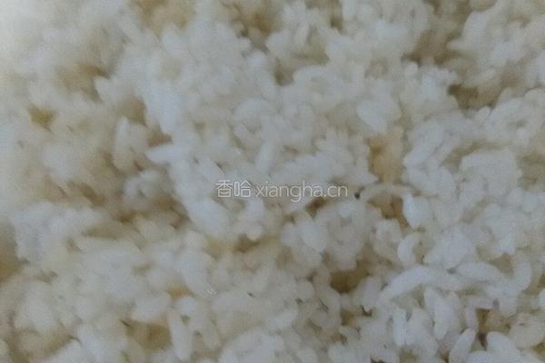 香肠炒米的做法图解1