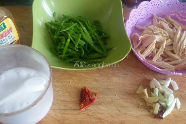 荷兰豆拌腐竹的做法图解1
