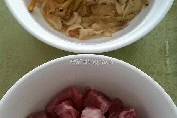 石斛百合炖瘦肉汤的做法图解1