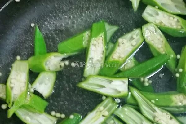秋葵炒虾球的做法图解2
