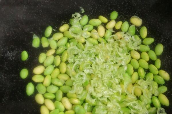 雪里蕻炒肉末毛豆的做法图解3