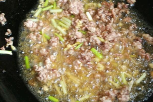 雪里蕻炒肉末毛豆的做法图解4