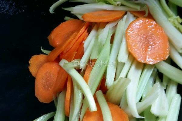 素炒芹菜胡萝卜腐竹的做法图解8