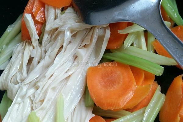 素炒芹菜胡萝卜腐竹的做法图解9