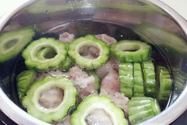 苦瓜黄豆排骨汤的做法图解8