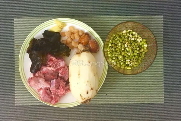 莲藕绿豆排骨汤的做法图解1