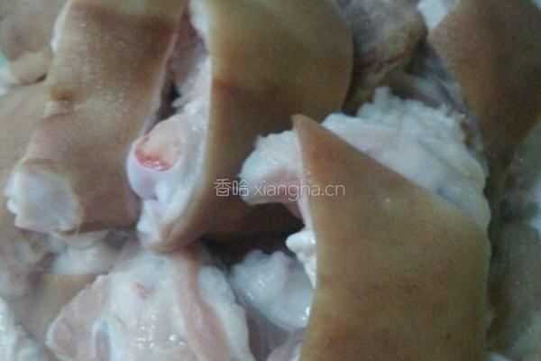 海带猪蹄汤的做法图解1