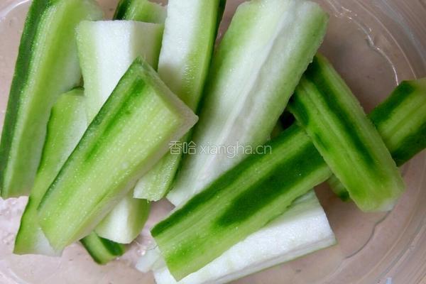 清蒸丝瓜油条的做法图解1