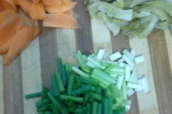酸菜胡萝卜炒魔芋的做法图解3