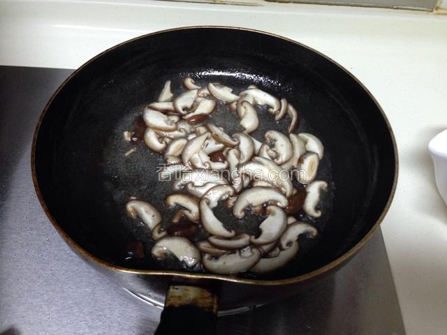 锅内放油烧热，入香菇翻炒半分钟