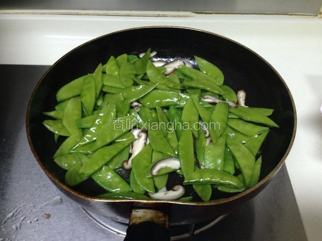 入荷兰豆翻炒三分钟，入生抽、盐翻炒均匀即可出锅