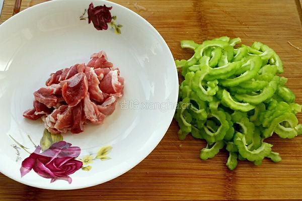苦瓜炒肉的做法图解1