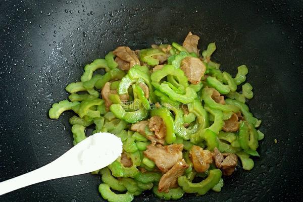 苦瓜炒肉的做法图解5