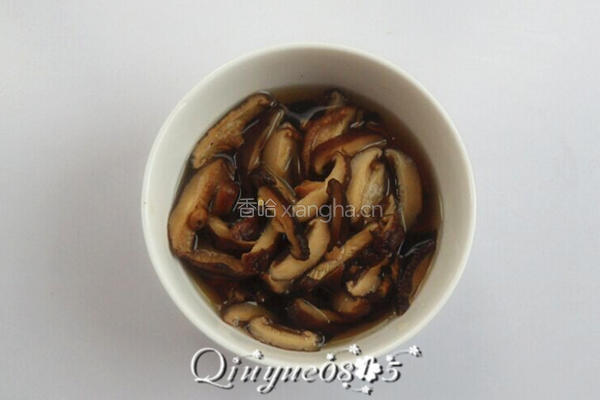 鸡片炒香菇 的做法图解4