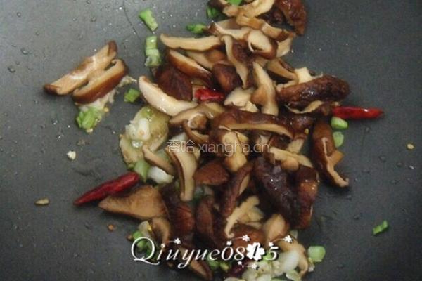 鸡片炒香菇 的做法图解5