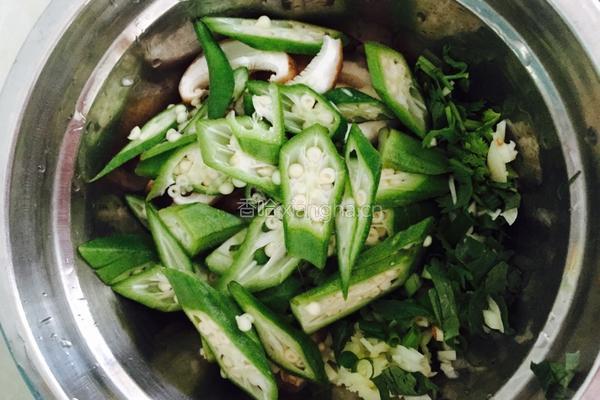 肉末秋葵香菇面的做法图解1