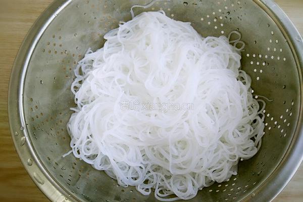 凉拌绿豆芽粉丝的做法图解6