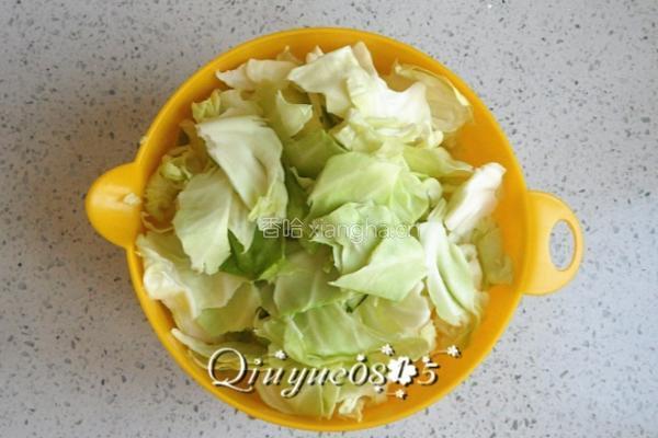 炝炒圆白菜的做法图解2