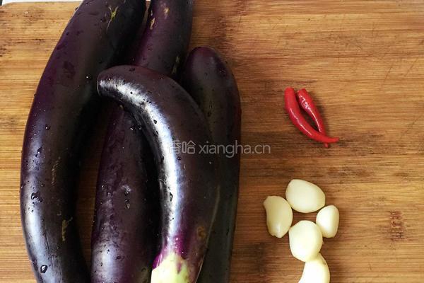 凉拌爽口茄子的做法图解1