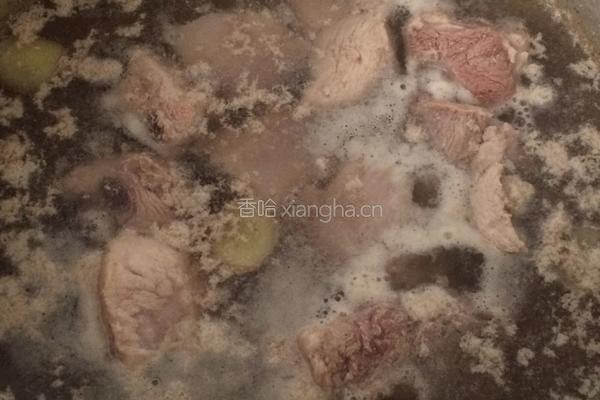 土豆炖排骨的做法图解1