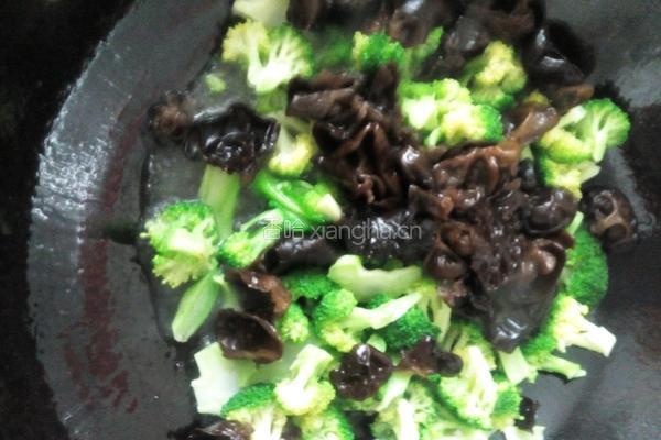 木耳火腿西兰花的做法图解2