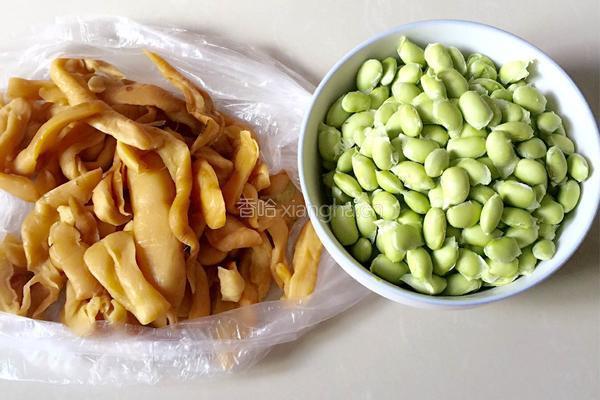 脆口榨菜炒毛豆的做法图解1