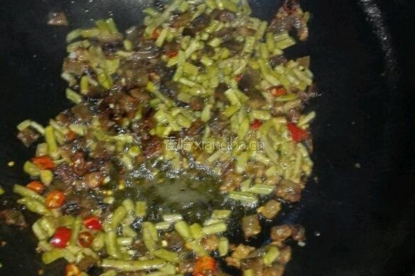 泡豇豆香肠炒饭的做法图解3