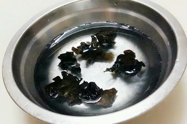 黑木耳芹菜炒腐竹的做法图解2
