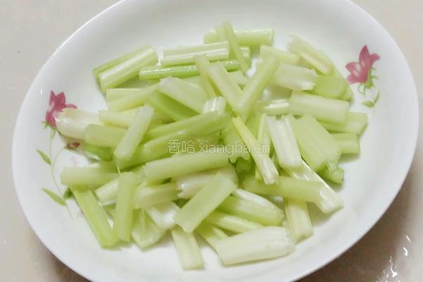 黑木耳芹菜炒腐竹的做法图解5