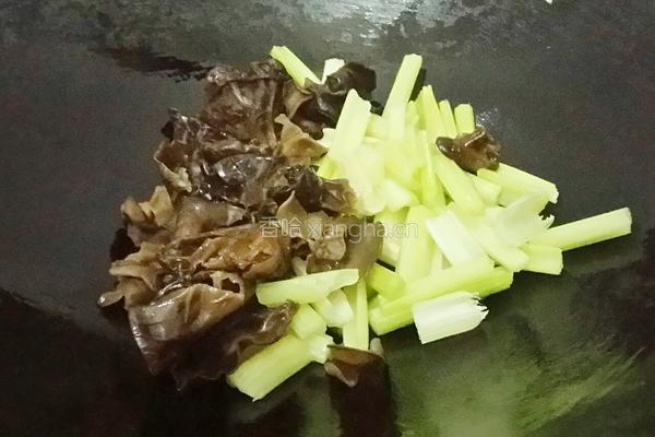 黑木耳芹菜炒腐竹的做法图解9