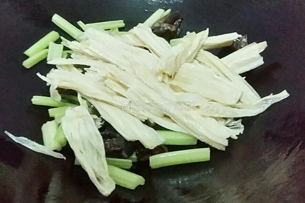 黑木耳芹菜炒腐竹的做法图解10