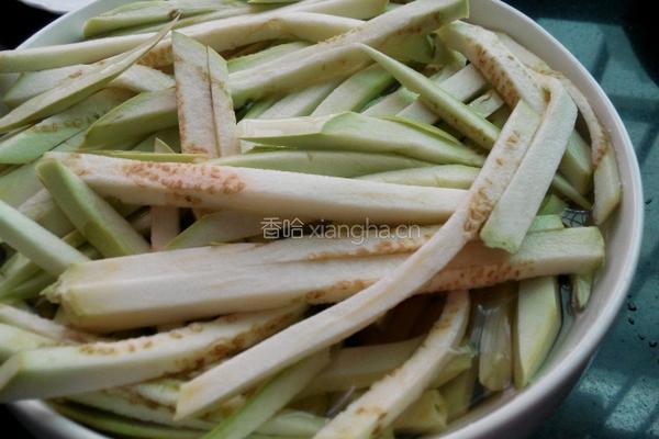 蚝油炒茄丝的做法图解2