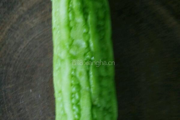 糖腌苦瓜的做法图解1