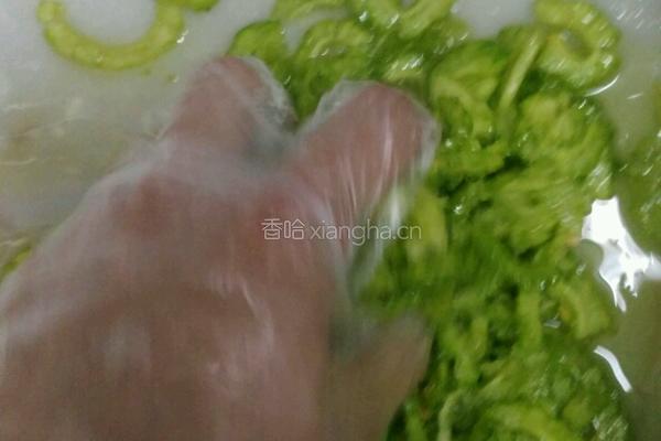 糖腌苦瓜的做法图解3