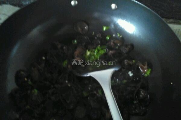 素炒木耳的做法图解2