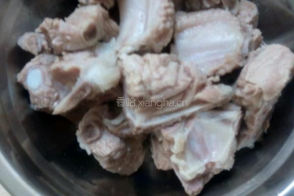 玉米胡萝卜排骨汤的做法图解1