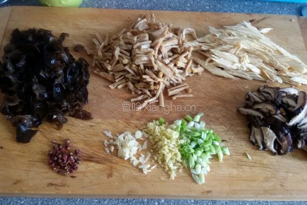 菌菇鸡丝打卤面的做法图解1