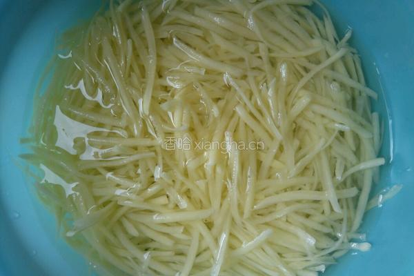 青椒炒土豆丝的做法图解2