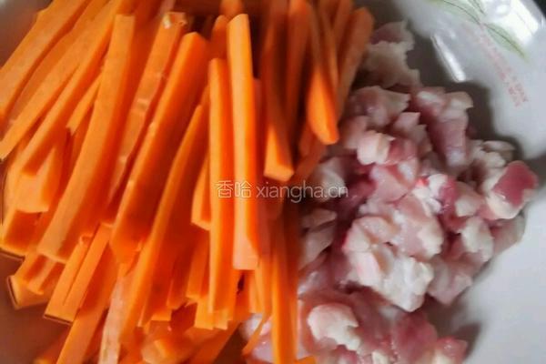 胡萝卜炒肉的做法图解1