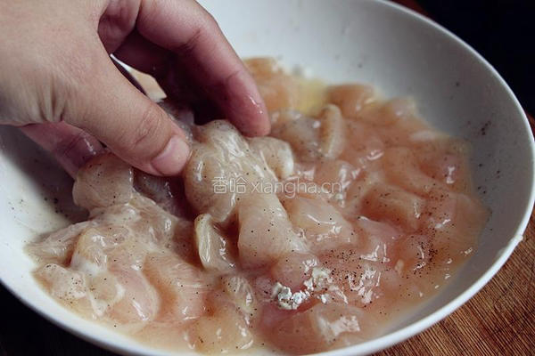 秋葵炒鸡丁的做法图解1