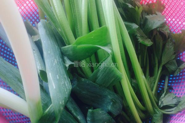 芹菜猪肉包的做法图解1