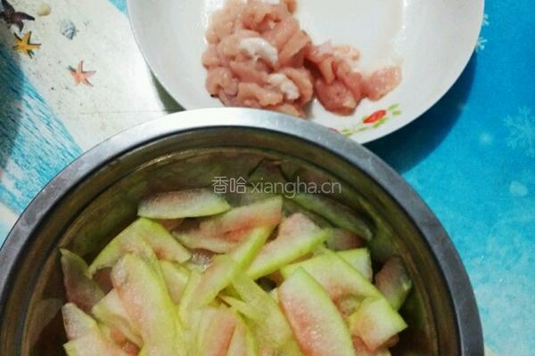 西瓜皮炒肉的做法图解1