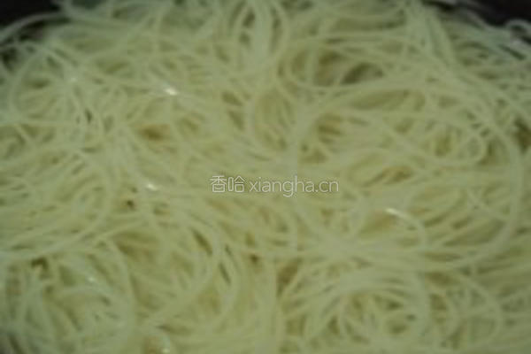 秒杀一切 砂锅米线的做法图解1