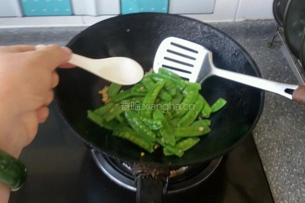 蒜香荷兰豆的做法图解4