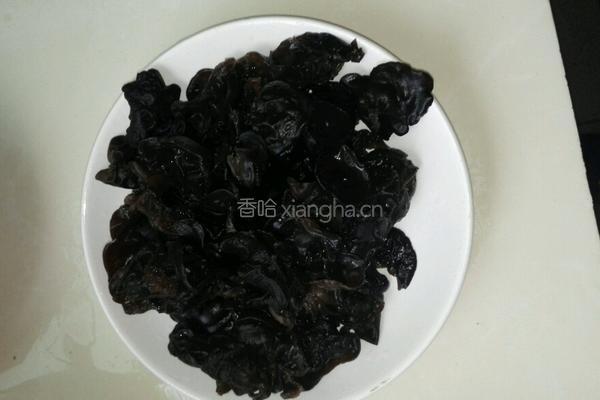 黑木耳炒鸡蛋的做法图解1