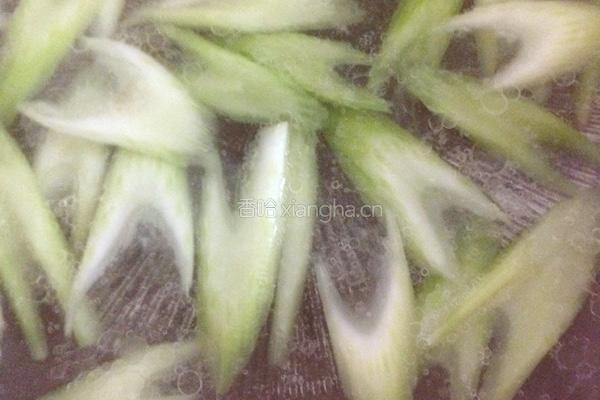 荸荠西芹炒瘦肉的做法图解4