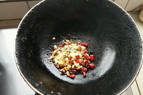 干煸小鲫鱼的做法图解2
