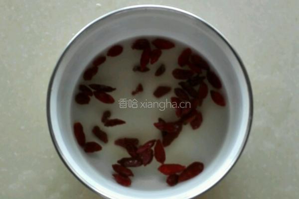 银耳莲子枸杞羹的做法图解3