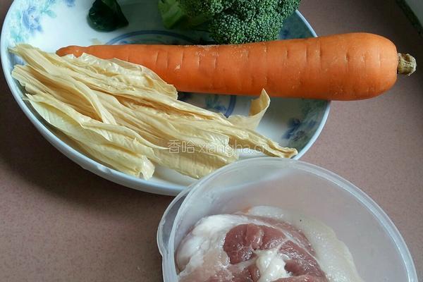 西兰花胡萝卜腐竹炒肉的做法图解1