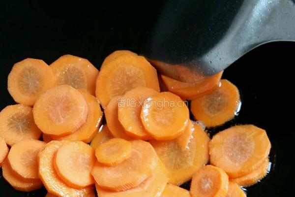 西兰花胡萝卜腐竹炒肉的做法图解7